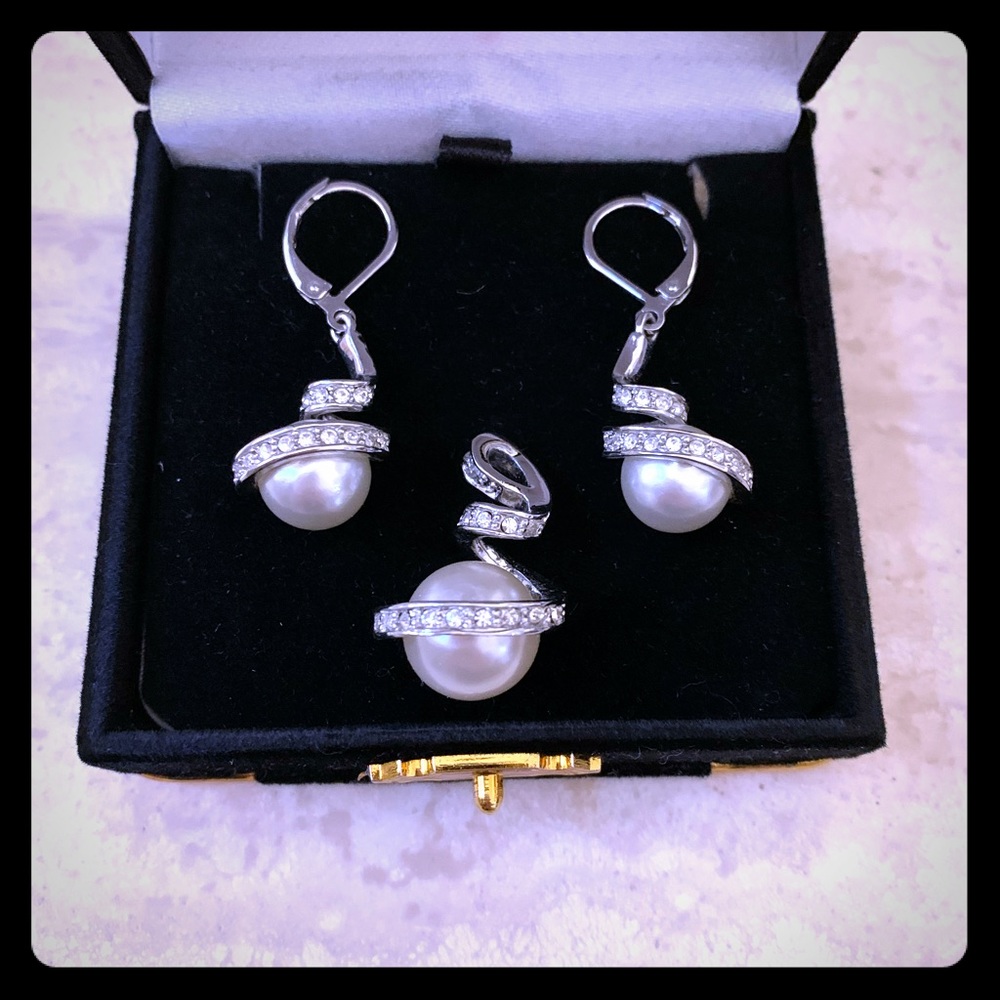 NWOT Simulated pearl & CZ earrings and pendant set